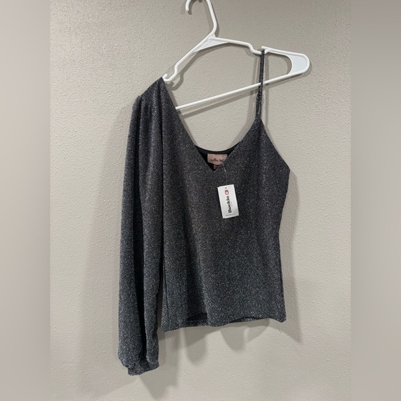 Buckle Tops - NWT Willow & Root Metallic One Sleeve V Neck Top